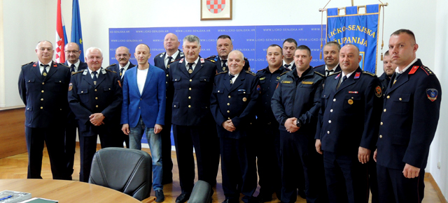 Župan Petry s ličkim vatrogascima/Snimio Marko Čuljat
                                                                                                                                                                                                   